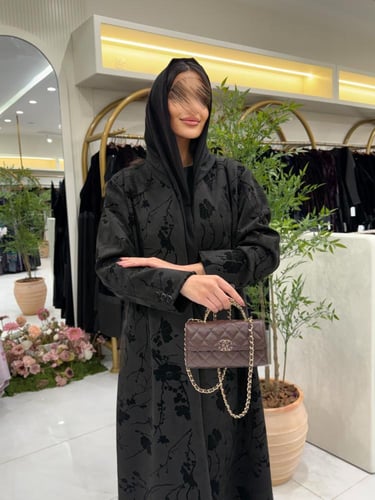 بليزر | عباية سما بقماش شامواه مورد مخمل اسود