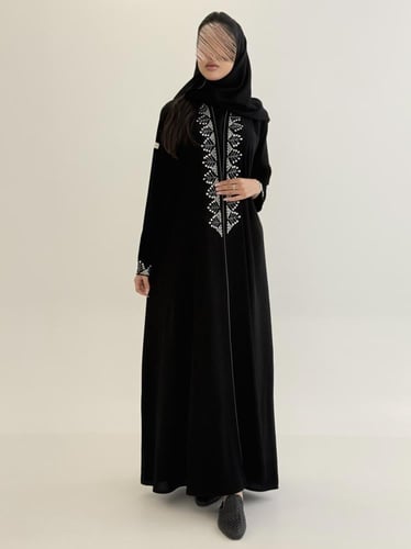 عباية شيماء بقماش كريب ملكي بتطريز يدوي