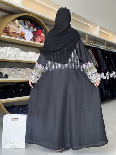 عباية ميلا بقماش لنن مطرز اسود