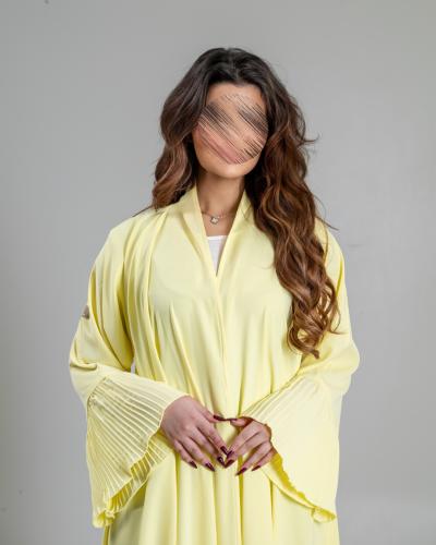 عباية كيان بقماش كريب احساس بكسرات يلو