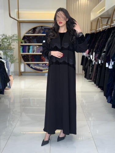 عباية جلنار بقماش كريب الابداع بلمسات مخمل ودانتل...