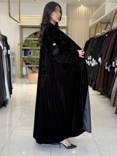 بليزر | عباية سراب بقماش مخمل كوري بتطريز فريد ولم...
