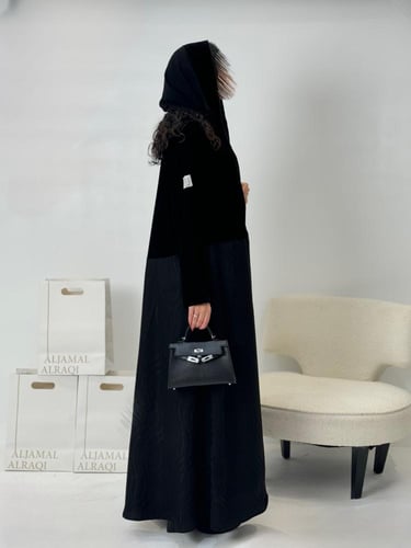 تشكيلة شتاء 2024 - عباية بيرين جاكار مخطط ومخمل اس...