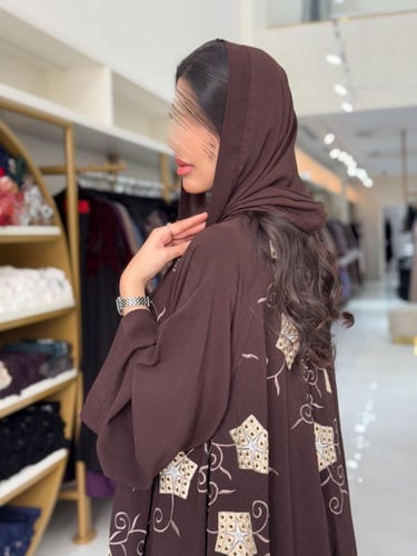 عباية مناير بقماش كريب ويفر مطرز بني