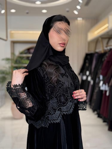 عباية لورا يقماش مخمل مع جبير بالصدر كسرات جوانب2