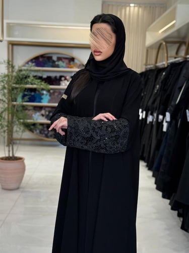 عباية منار بقماش كريب ملكي بكم دانتل بشك اسود