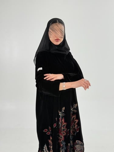 عباية امواج بقماش مخمل كوري بتطريز ورود انيقه