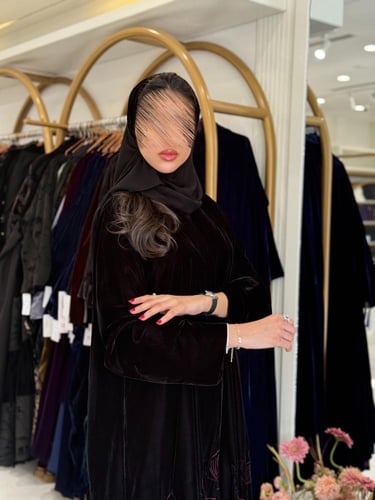 عباية ميسونة بقماش مخمل كوري بتطريز عنابي