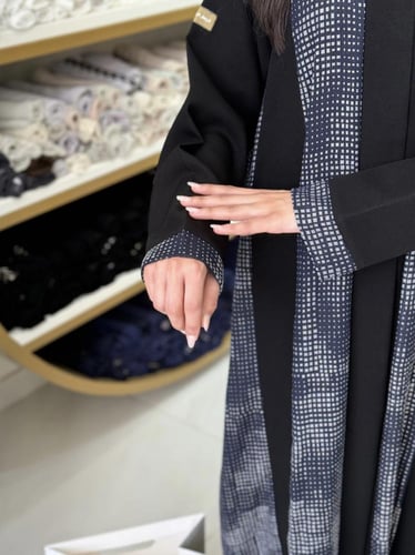 عباية هالي كريب الاناقه اسود مع شاكيرا سماوي