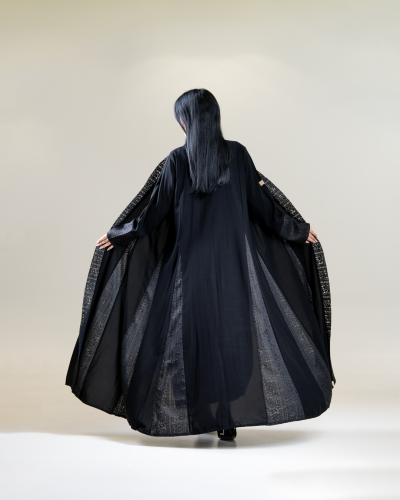 عباية وسن بقماش كريب ملكي تدخيلات دانتل اسود