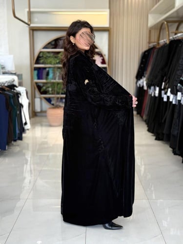 بليزر | عباية سراب بقماش مخمل كوري بتطريز فريد