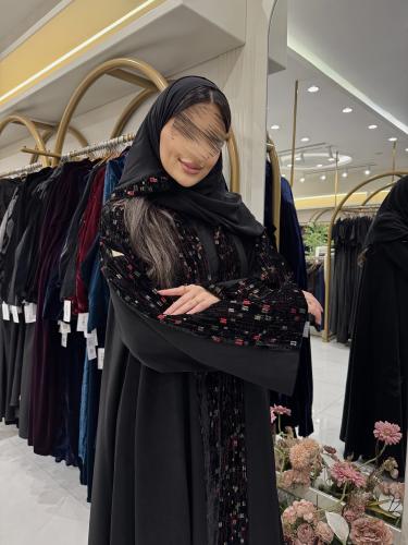 عباية مريام بقماش كريب الاناقة مع مخمل مطرز