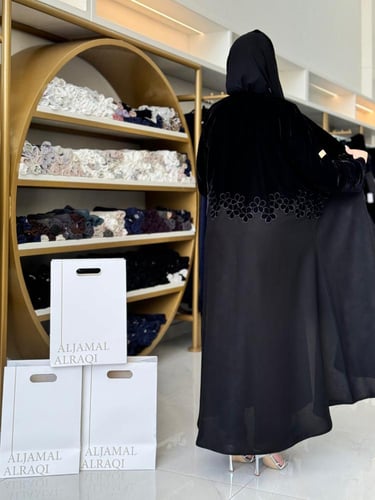 تشكيلة شتاء 2025 - عباية يولينا كريب بلاك مع مخمل...