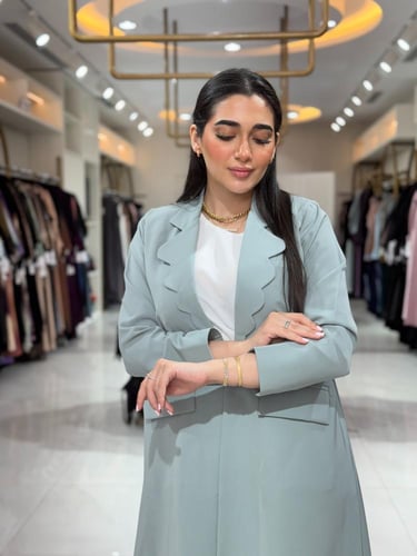 عباية بقصة بليزر بقماش كريب رموش تيفاني