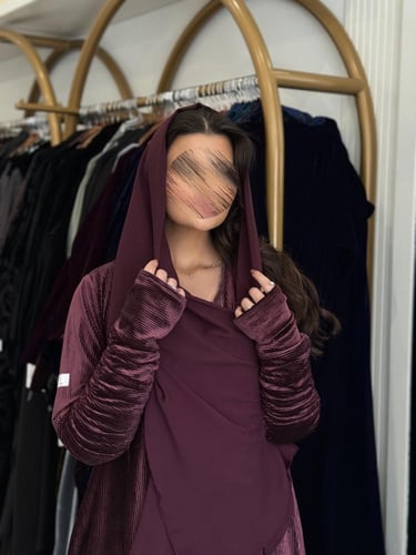 عباية فله بقماش مخمل استرتش كرمشه بالكم وفتحه اصبع...