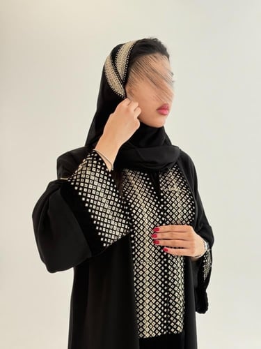 عباية ساميه بقماش كريب ملكي مع مخمل مطرز بيج