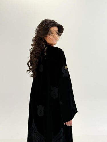 عباية رفيده بقماش مخمل كوري بتطريز هاري