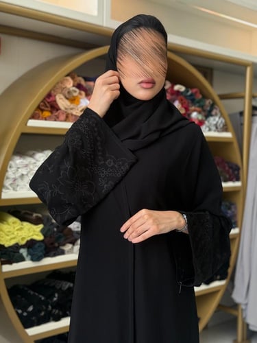عباية علياء بقماش كريب ملكي تطريز ناعم بالكم 2