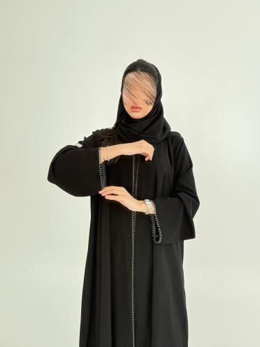 عباية لارين بقماش كريب ملكي مزين بقيطان زيتي