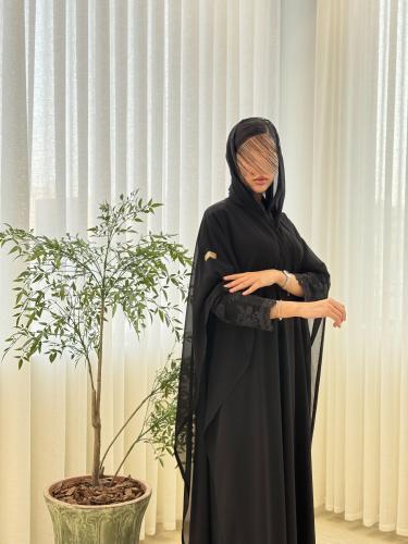 عباية سهى بقماش بلاك بيري مع شيفون اسود كم دانتل 2
