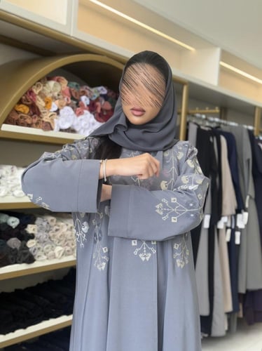 عباية ميرال بقماش كريب اوكراني مطرز فضي