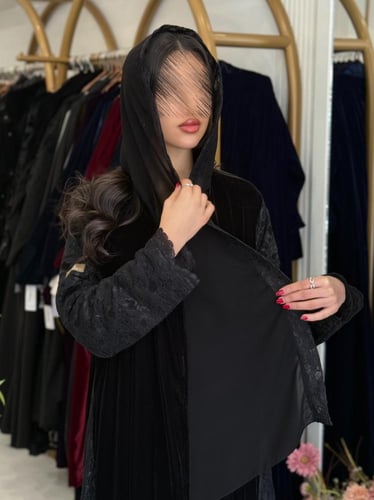 عباية دينا بقماش مخمل كوري تدخيلات دانتل اسود