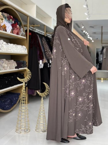 عباية مناير بقماش كريب ويفر مطرز بني فاتح
