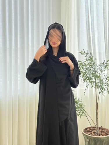 عباية رؤيه بقماش كريب ملكي تدخيلات كريب مبروم