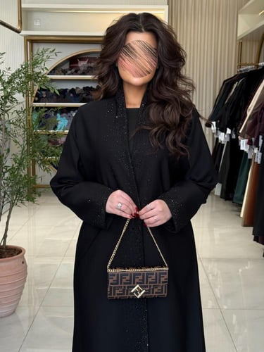 عباية سوليا بقماش كريب باربي مزين بشك فصوص اسود