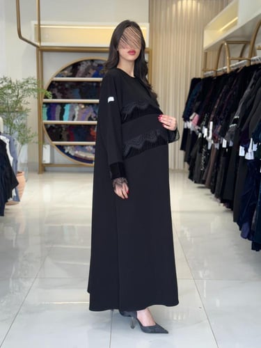 عباية جلنار بقماش كريب الابداع بلمسات مخمل ودانتل...