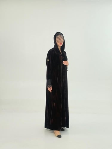 فخر بقماش مخمل كوري بطبعات بني محمر مزين بدانتل