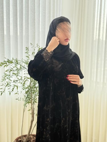 عباية غفران بقماش مخمل كوري مع دانتل برسم اسود مع...