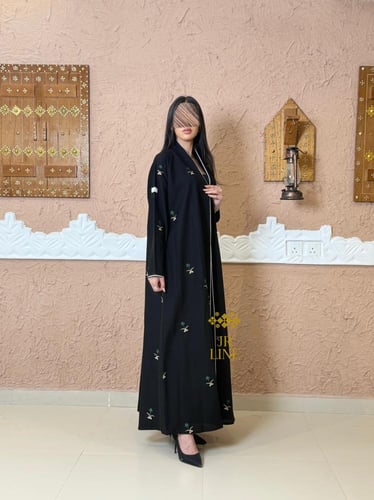 عباية اصرار بقماش كريب الاناقه بتطريز اخضر غامق