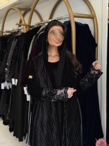 عباية سالي بقماش مخمل استرتش اسود مكسر كم دانتل