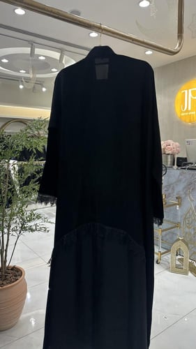 عباية نور بقماش كريب ملكي تدخيلات كريب اسود مزين ب...