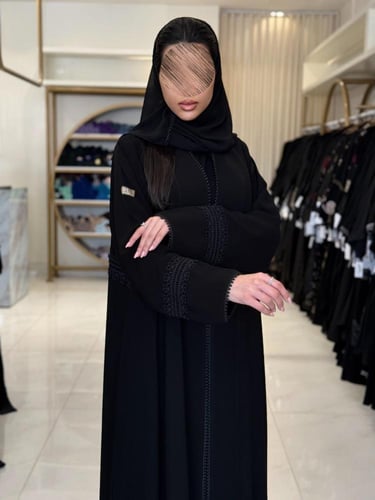 عباية اماني بقماش كريب ملكي مزين بكلفة ناعم