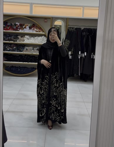 عباية الترف بقماش شيفون مخمل مبطن برسم انيق 2