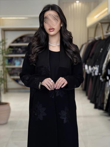 بليزر | عباية بيور بقماش كريب ملكي بتطريز اسود