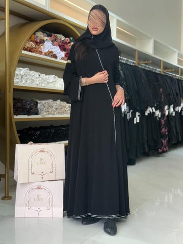 عباية رغد بقماش كريب ملكي بتطريز ابيض