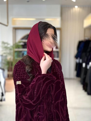 عباية لبنى بقماش مخمل كوري مطرز مزين بفصوص عنابي