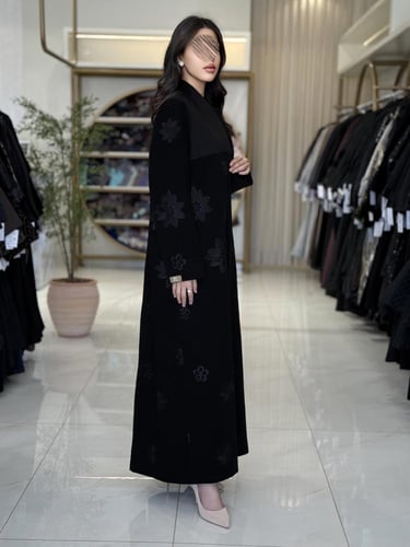 بليزر | عباية بيور بقماش كريب ملكي بتطريز اسود