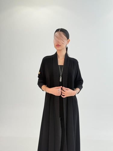 عباية فرحه بقماش ملكي بتطريز فريد اسود