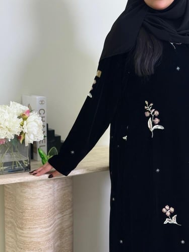 عباية تارا بقماش مخمل كوري بتطريز نثر وردي