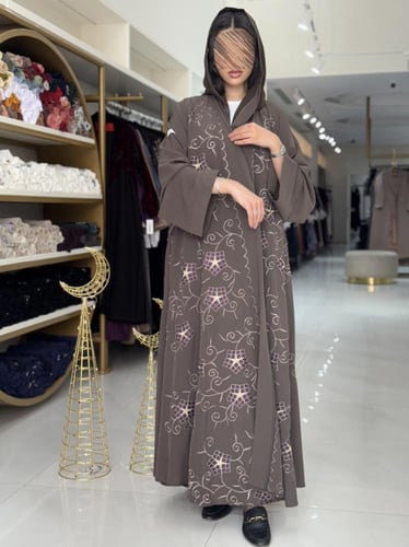 عباية مناير بقماش كريب ويفر مطرز بني فاتح