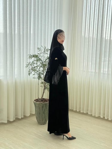 عباية مادلي بقماش مخمل كوري مزين بكسرات حرير اسود