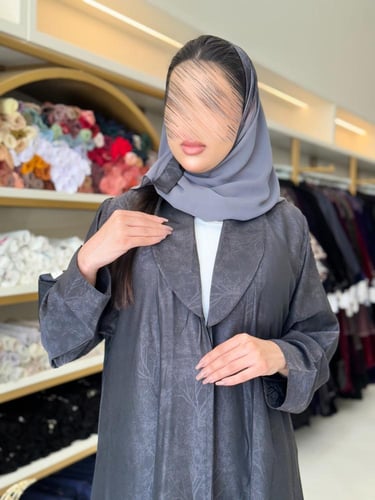 عباية رواء بقماش كريب حرير مشجر رمادي