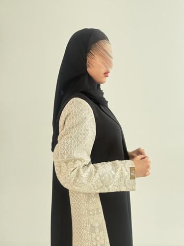 بليزر | عباية سمراء بقماش كريب ايطالي تدخيلات تطري...