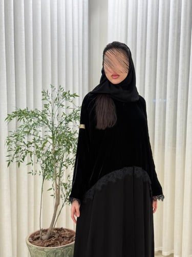 عباية جوانه بقماش مخمل كوري تدخيلات كريب ملكي بهدب