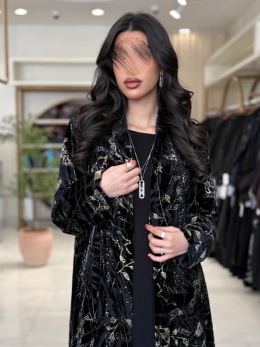 عباية الفاتنه بقماش شيفون مخمل ياباني اسود مع ذهبي