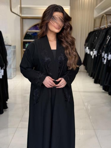 عباية بدريه بقماش كريب الاناقة بتطريز هاري اسود